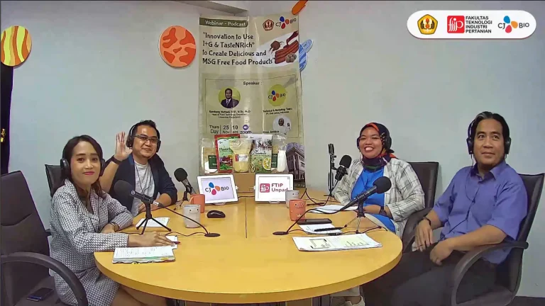 Hybrid podcast recording setup with FTIP UNPAD and CJ BIO speakers during live session