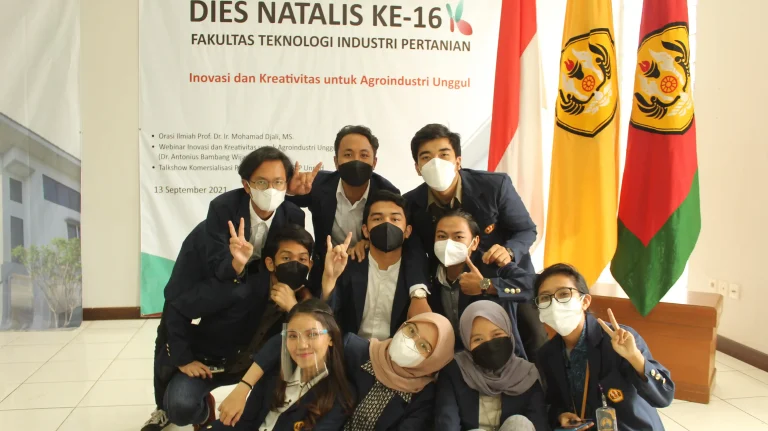 The team behind the FTIP UNPAD 2021 hybrid live streaming event. I (Nova Indriani Nurcholifah Koswara) am on the far left in the bottom row, wearing glasses.