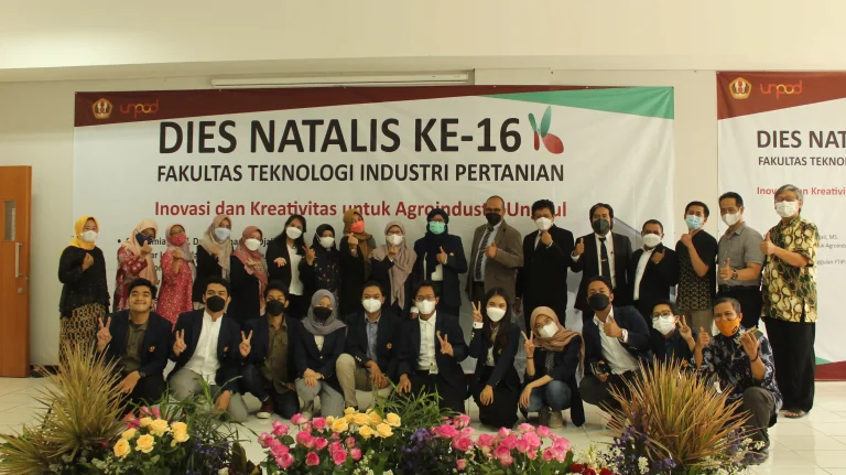 The team for the FTIP UNPAD 2021 hybrid live streaming event. I (Nova Indriani Nurcholifah Koswara) am in the bottom row, second from the left, wearing glasses.