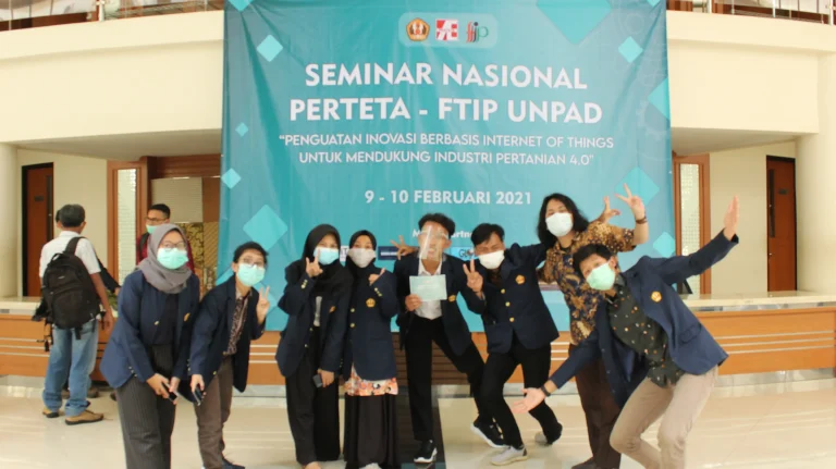 Group photo of the organizing team at the National Seminar PERETETA FTIP. I (Nova Indriani Nurcholifah Koswara) am second from the left, wearing glasses.