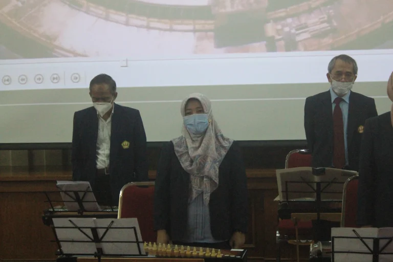 On stage during the National Seminar PERETETA FTIP, preparing to deliver their performance to the audience.