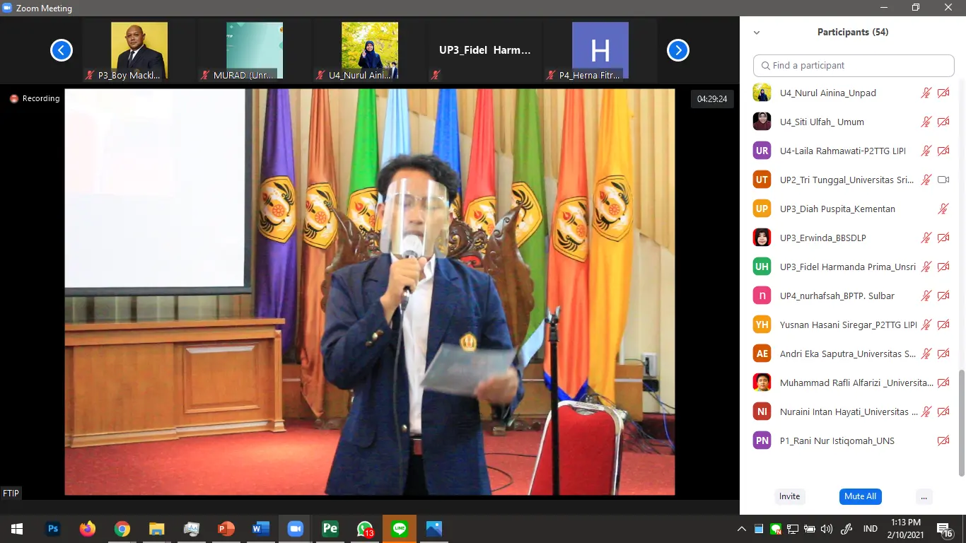 Hybrid seminar setup for the National Seminar PERETETA FTIP, combining a Zoom meeting screen with the speaker presenting from the venue.