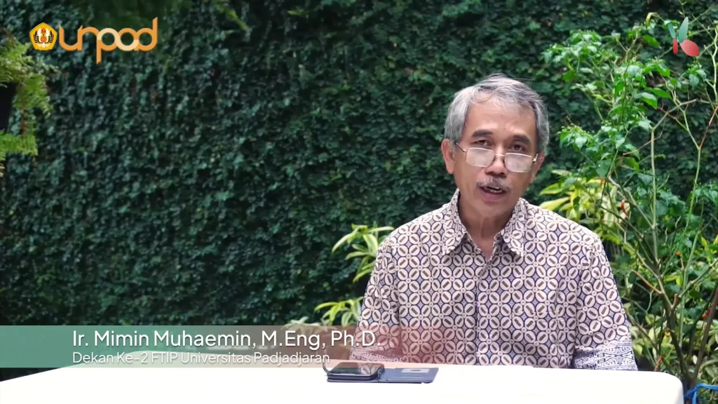 Ir. Mimin Muhaemin addressing the audience in his greeting at the FTIP Unpad 2021 Dies Natalis ceremony.