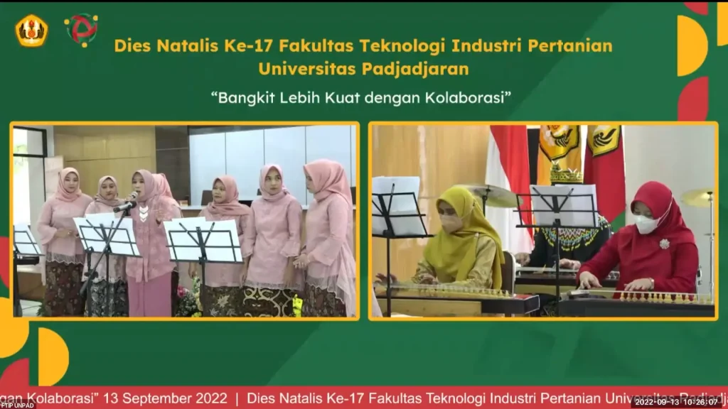 A traditional kecapi music performance presented on stage as part of the FTIP Unpad 2022 Dies Natalis cultural program.