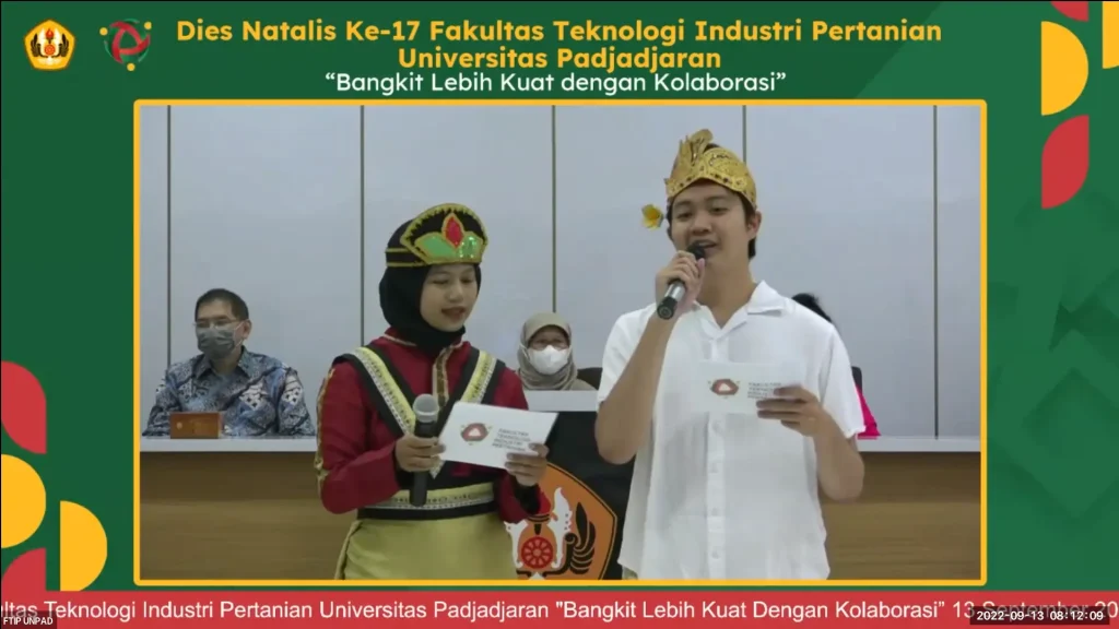 The MC interacting with the audience and announcing the next session during the FTIP Unpad 2022 Dies Natalis hybrid event.