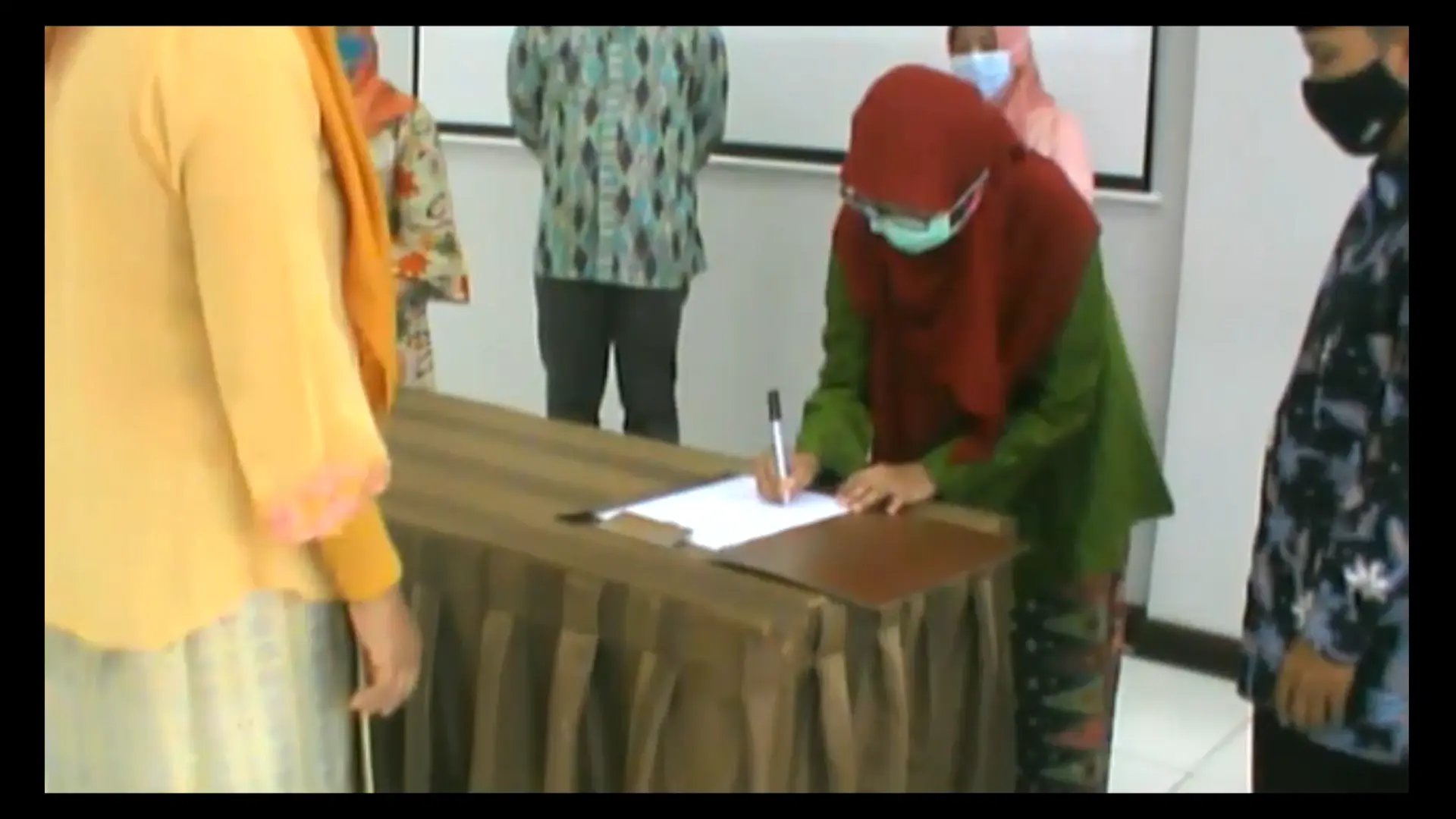 Signing of the new study program head appointment by the Dean of the Faculty of Agroindustrial Technology, Universitas Padjadjaran, in 2021.