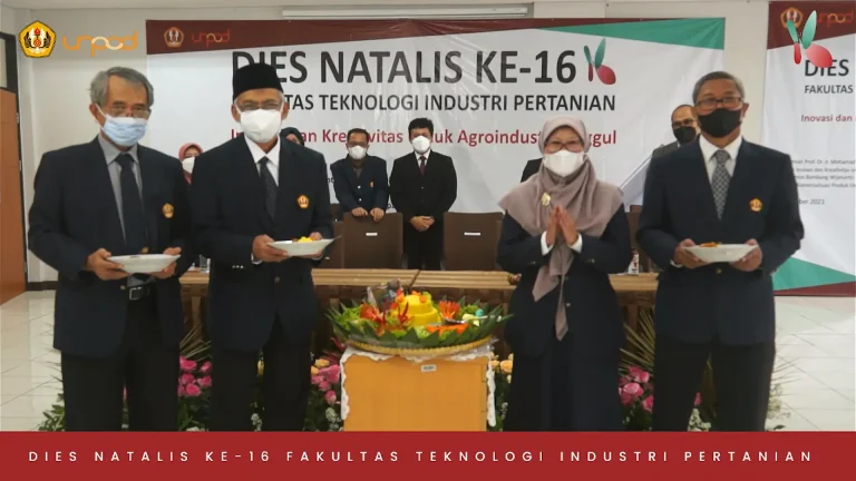 Faculty members and guests taking part in the traditional tumpeng-cutting ceremony during the FTIP Unpad 2021 Dies Natalis celebration.